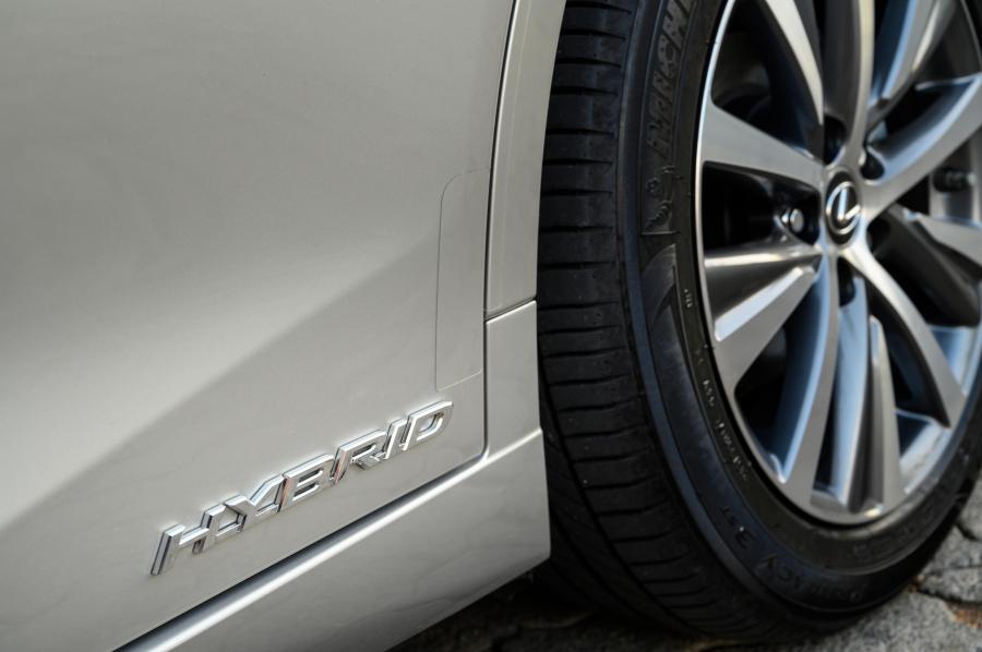 Детали экстерьера Lexus ES300h 2018 года  (ZA) (фото 41 из 45)